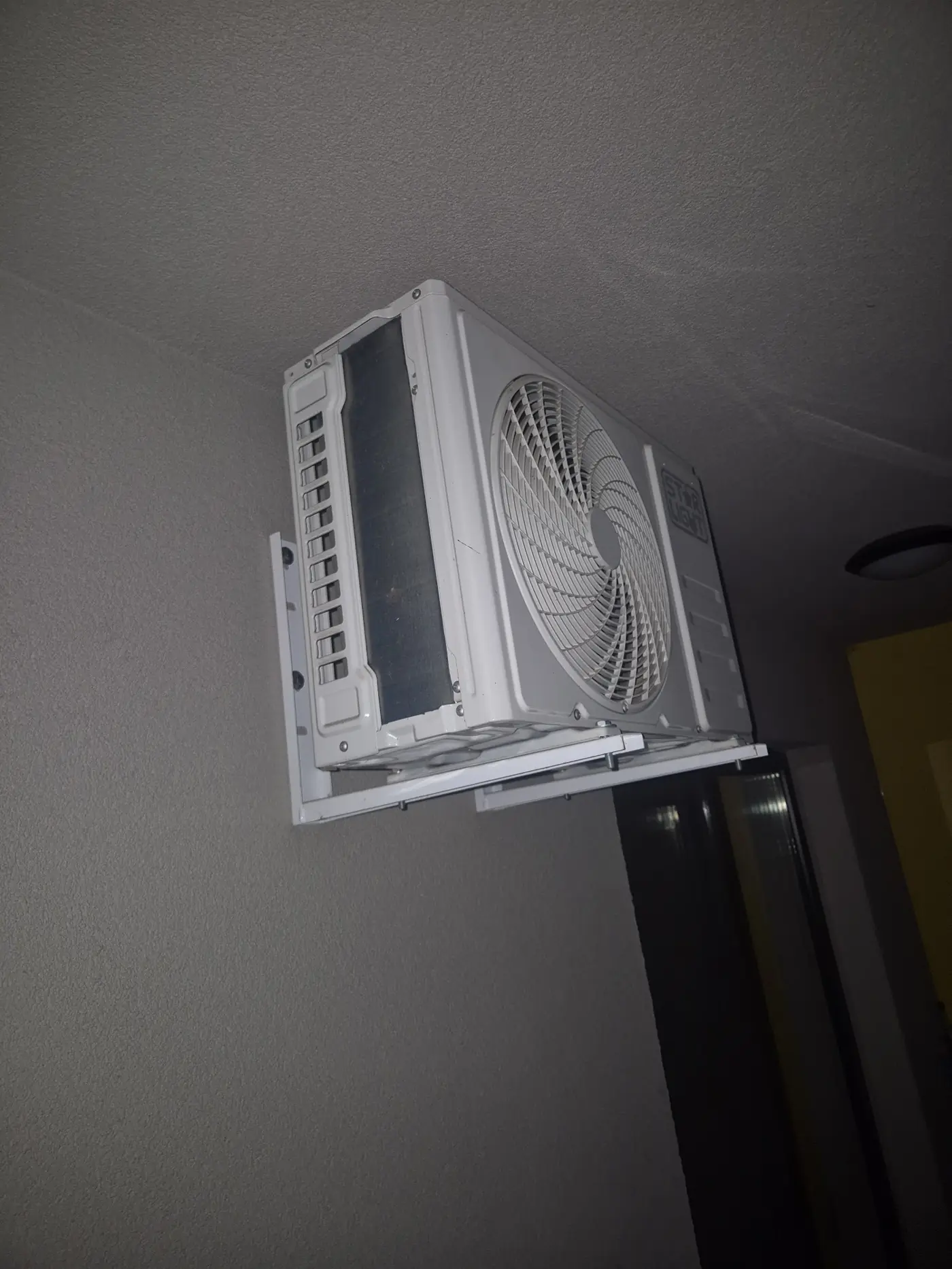 Unitate exterioară pe console, sub placa balconului