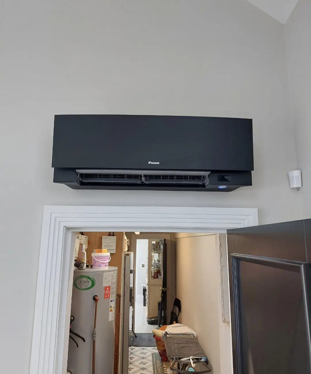 Daikin Emura negru, montat deasupra ușii de pe hol
