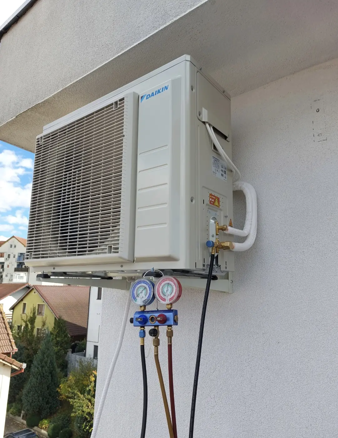 Unitate exterioară Daikin cu manometrele cuplate pentru vidare
