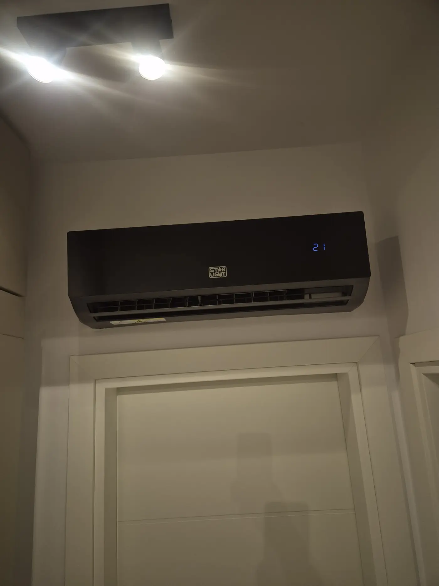 Aparat Star-Light negru, pornit, cu 21° pe afișaj